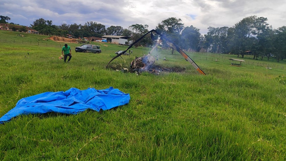 Helicóptero cai em fazenda e deixa três mortos entre Cruzília e Carrancas, no Sul de Minas — Foto: Polícia Militar