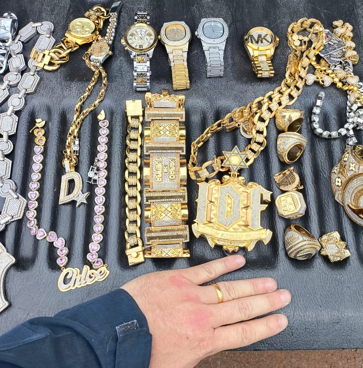 Família de traficante Peixão é detida pela PRF tentando deixar o país com fortuna em joias; mulher e filhos seguiam para a Bolívia 