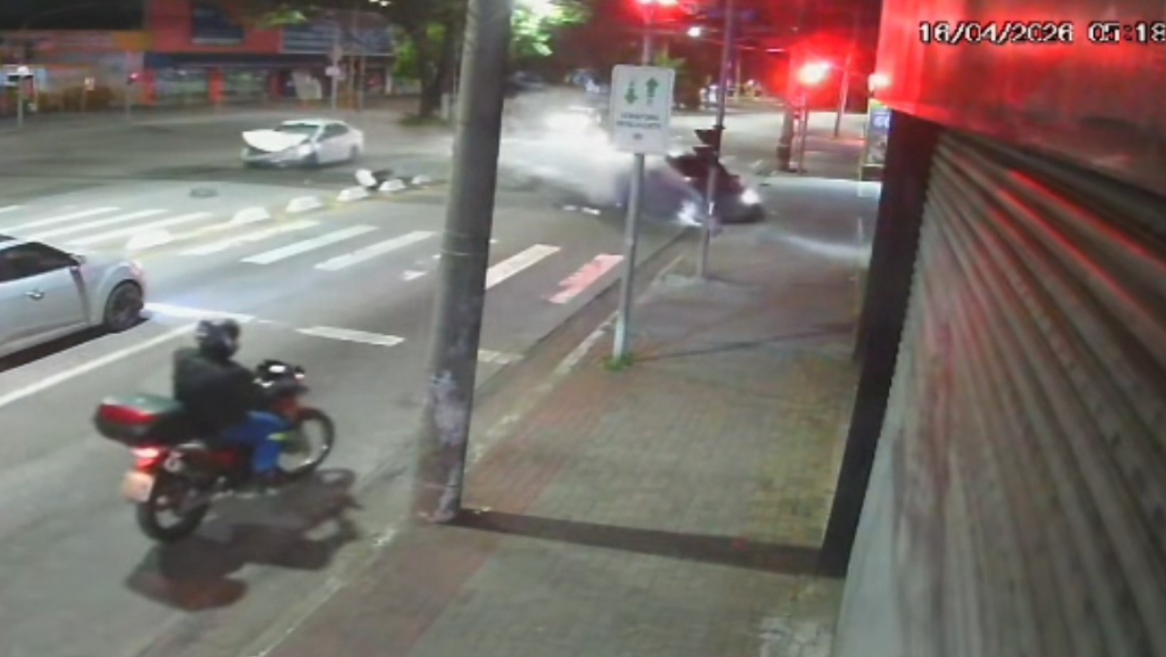 VÍDEO: Carros batem de frente na Av. Juscelino Kubitscheck, em São José dos Campos