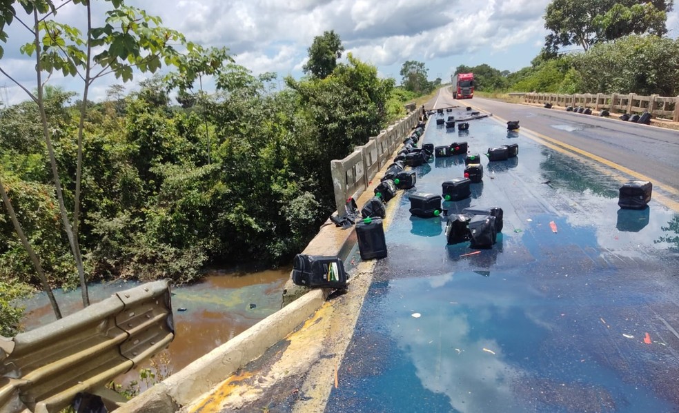 Óleo ficou na pista e escorreu para o rio, segundo a PRF — Foto: Divulgação/PRF