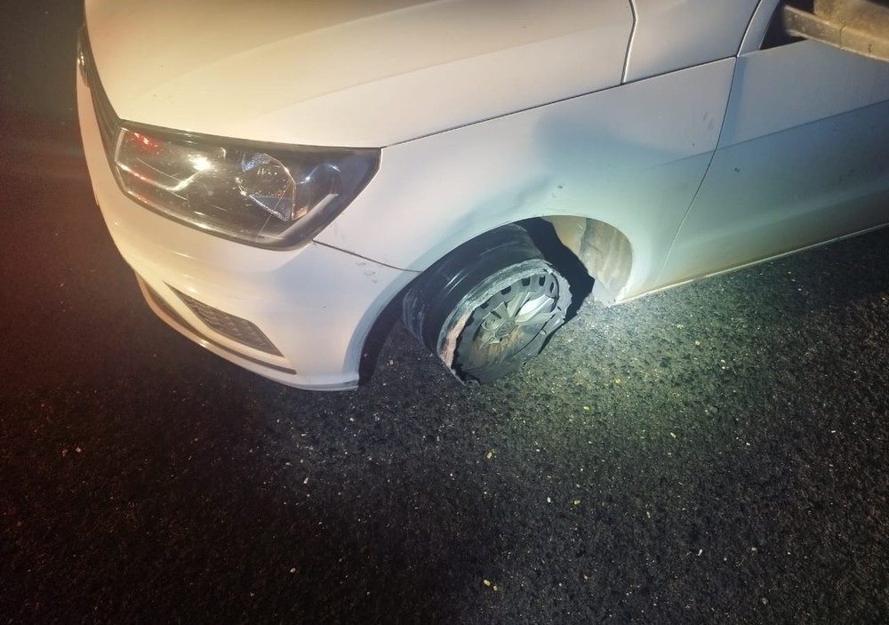 Dirigindo carro sem pneus, motorista com sinais de embriaguez é preso em rodovia de MG