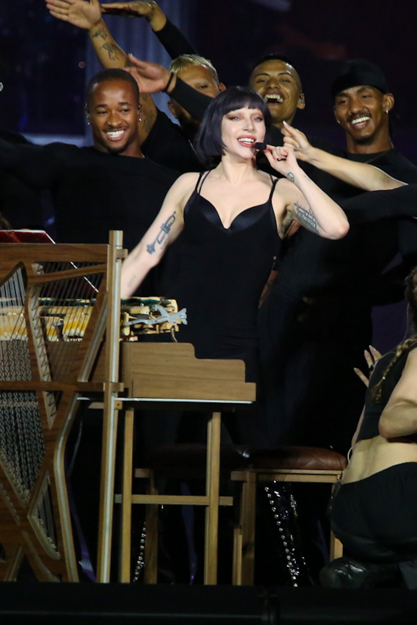 Lady Gaga apareceu! Cantora participa de ensaio no palco em Copacabana; VÍDEO