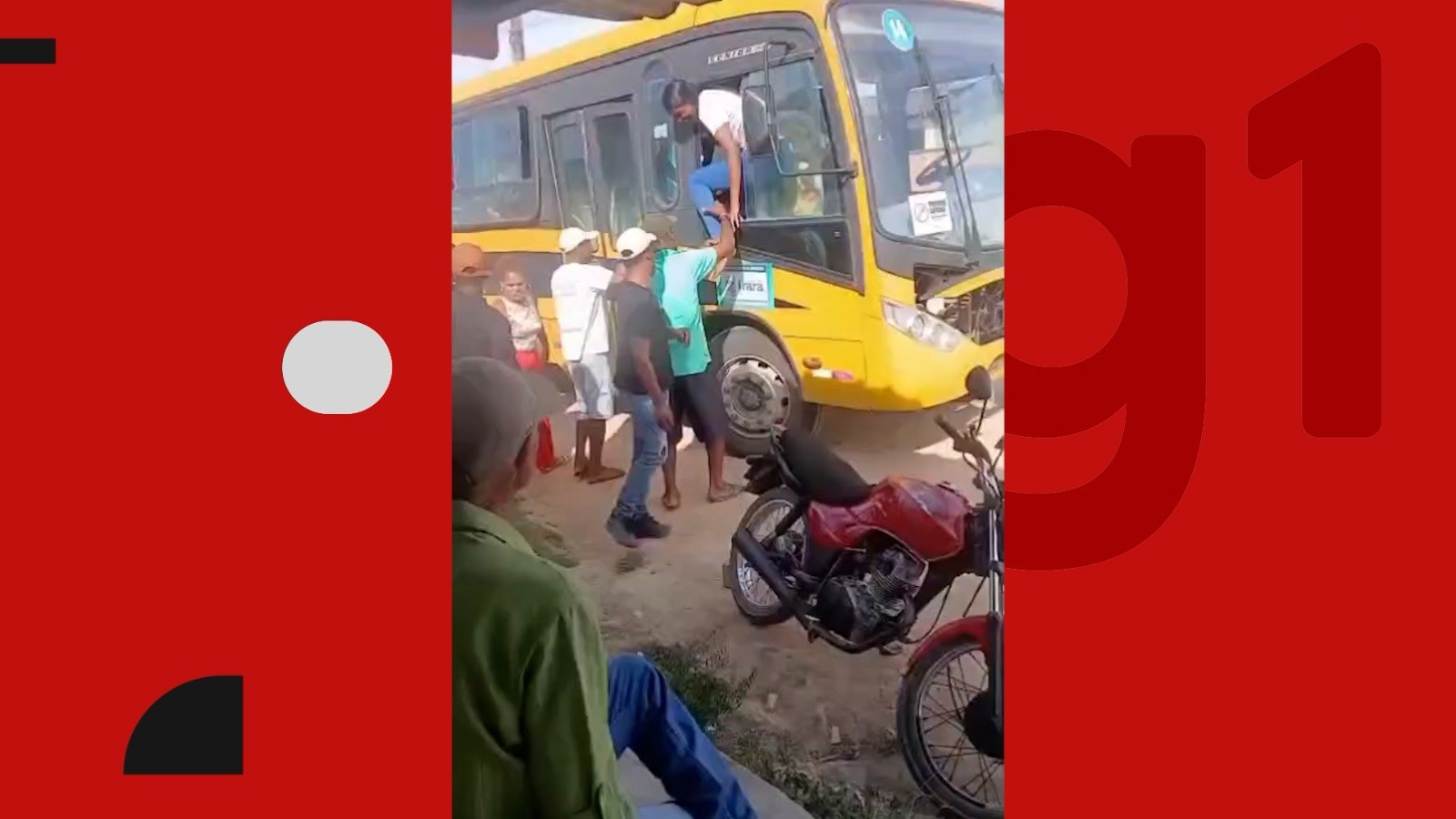 VÍDEO: Ônibus tem pane elétrica e passageiros saem pela janela no interior da Bahia