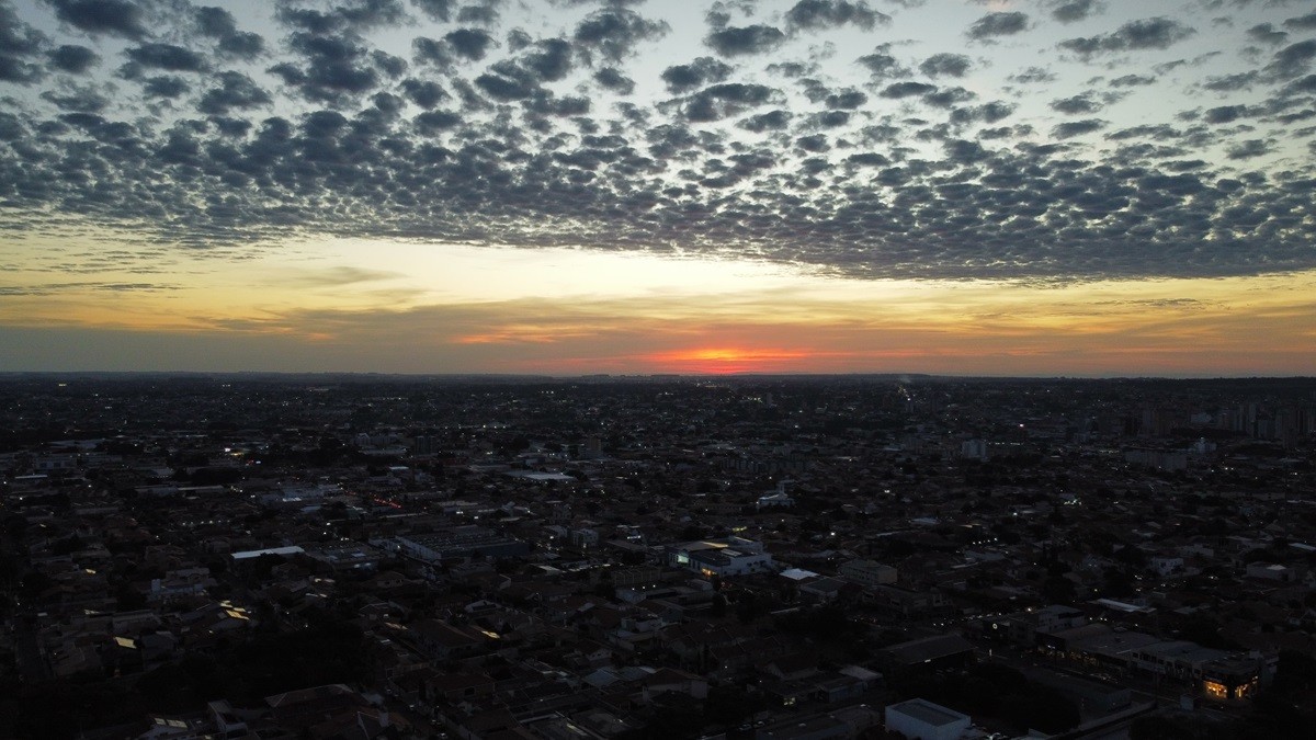 'Mato Grosso do Céu': pôr do sol deslumbrante em Campo Grande marca o início da semana após frente fria