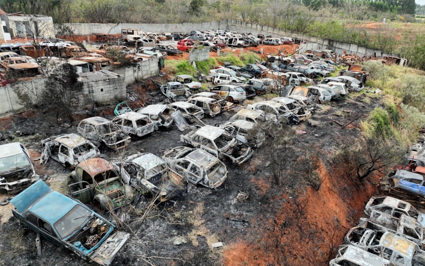 Polícia investiga se incêndio que destruiu veículos em pátio foi provocado para impedir leilão em Boa Esperança, MG