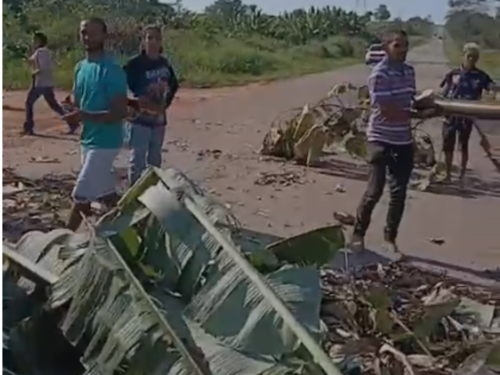 Moradores da região do Antimary fazem protesto por ramais e fecham trecho da BR-364 no Acre; VÍDEO