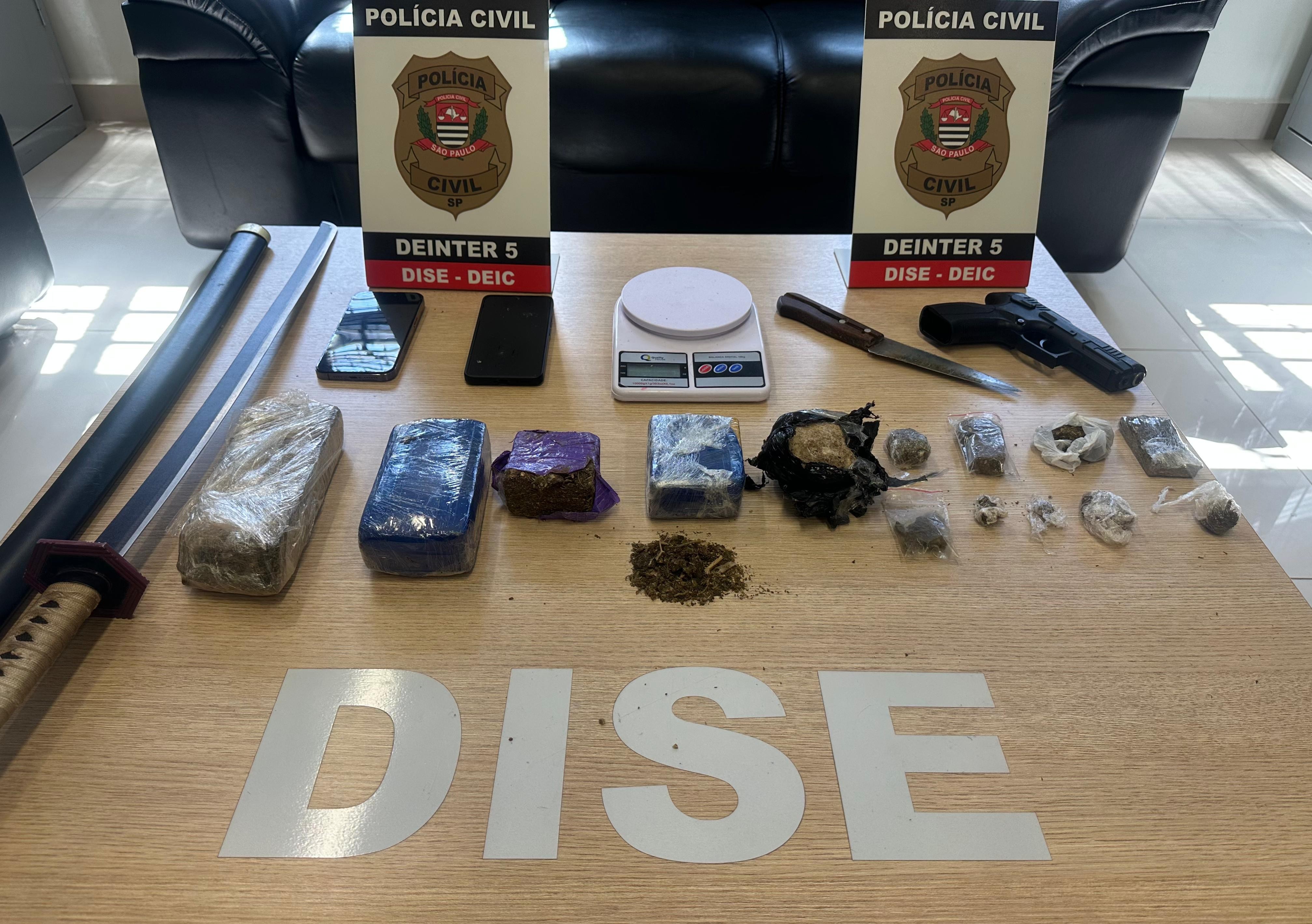 Homem é preso por tráfico de drogas após polícia encontrar porções de maconha escondidas no quarto do filho dele em Rio Preto