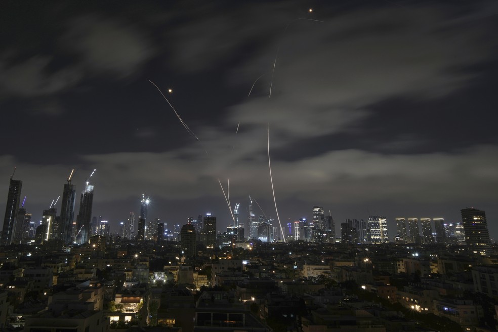 Sistema de defesa aérea Domo de Ferro de Israel intercepta mísseis sobre Tel Aviv, Israel, na madrugada de domingo (15) — Foto: Foto AP/Leo Correa