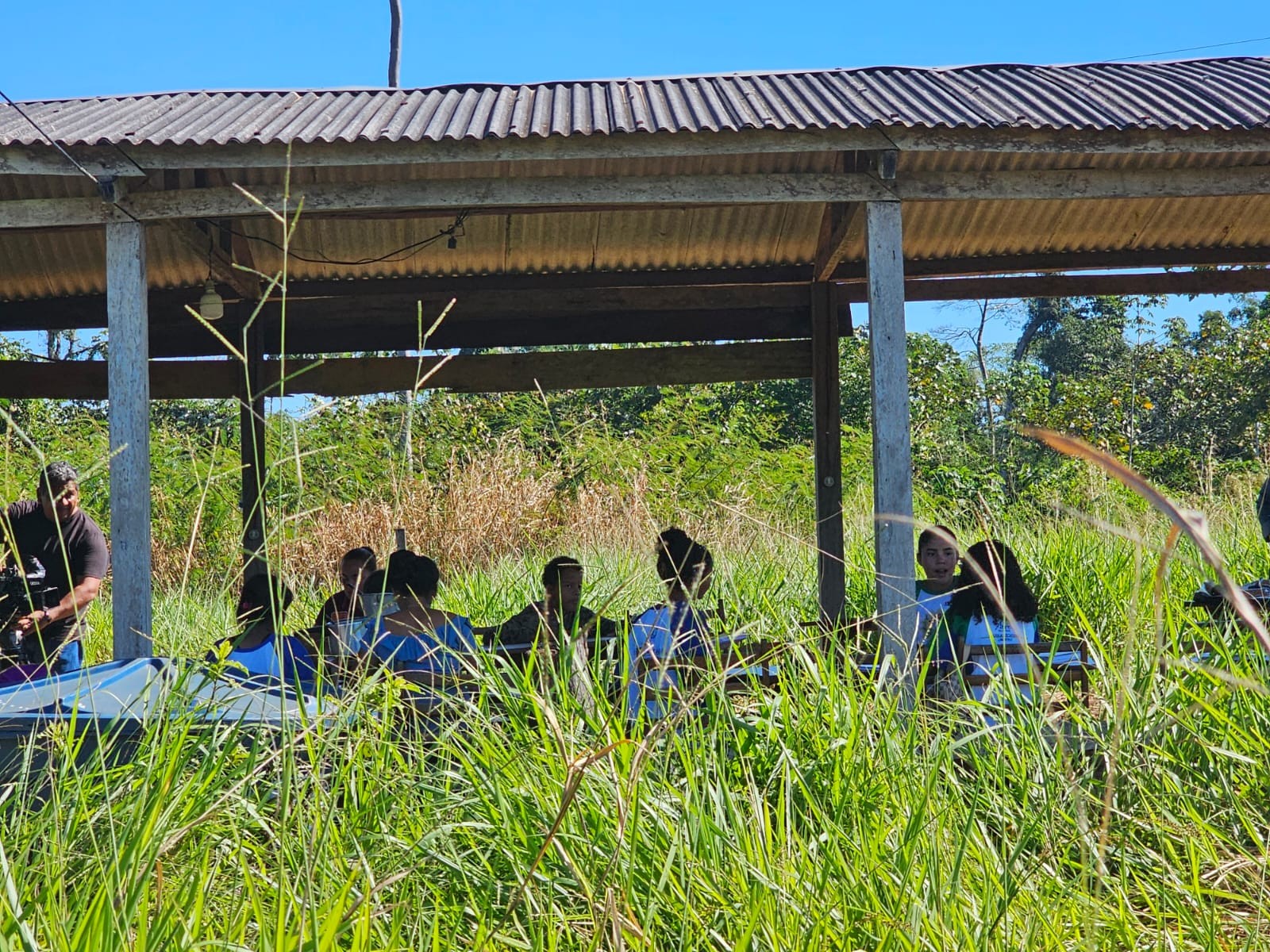 Em meio ao mato e à poeira, alunos de zona rural no AC enfrentam condições precárias em casebre sem paredes: 'É muito ruim'