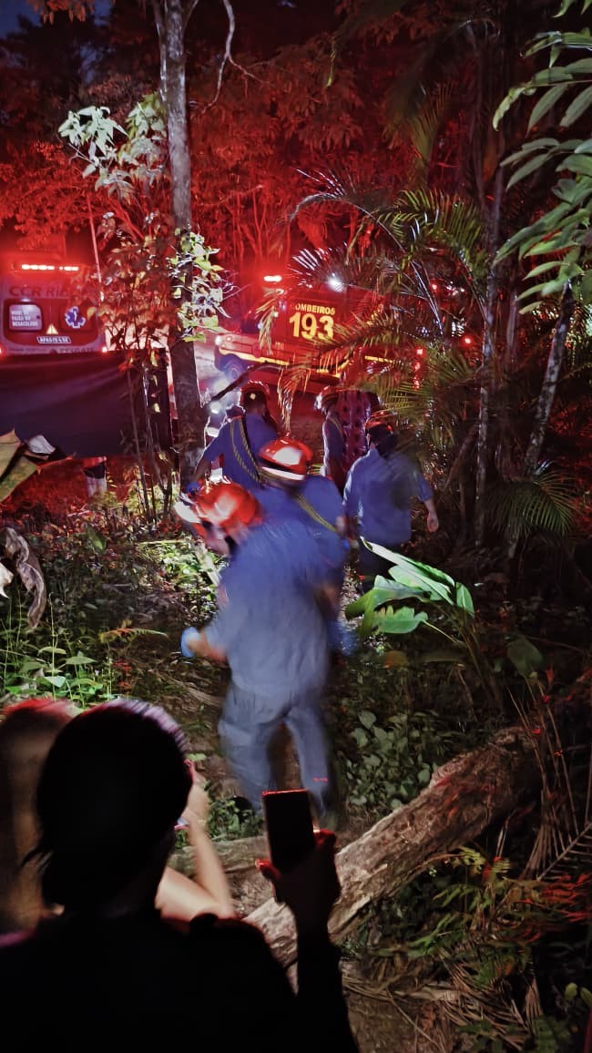 Turista espanhol é resgatado após sofrer queda de seis metros em cachoeira de Ubatuba