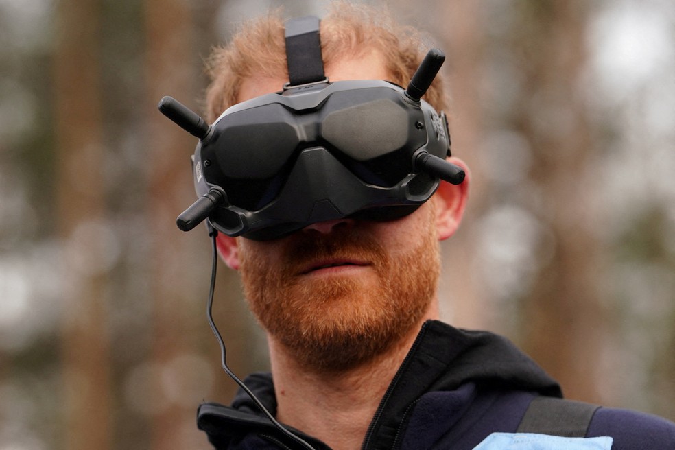 Príncipe Harry usa óculos de realidade virtual para ajudar desminagem na Ucrânia — Foto: Valentyn Kuzan/HALO Trust/Divulgação via REUTERS