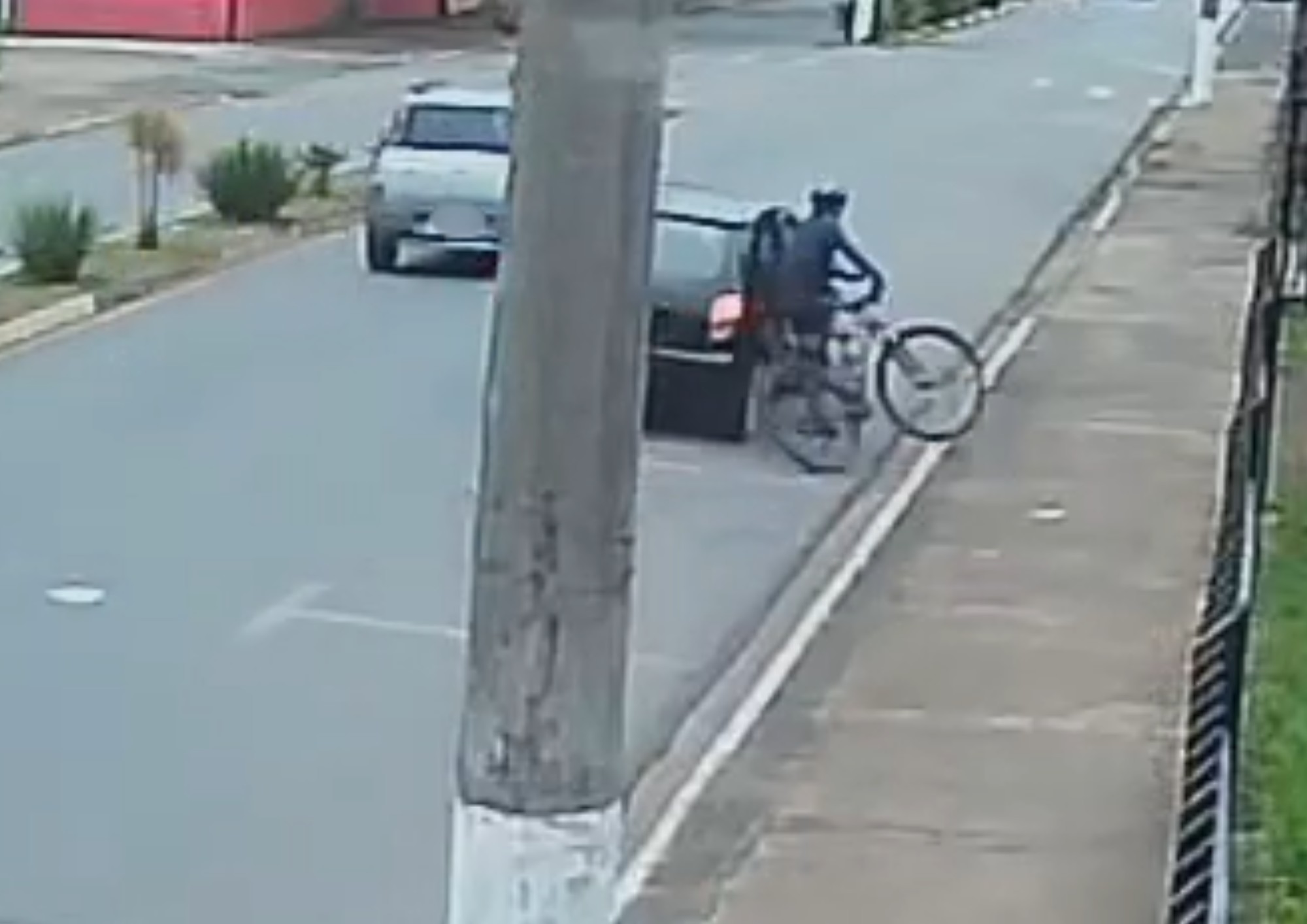VÍDEO: motorista atropela ciclista e foge sem prestar socorro em Itapetininga