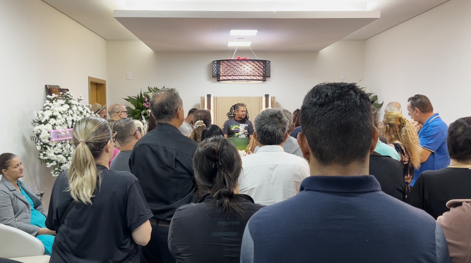 Raquel Cattani: familiares e amigos se despedem de filha de deputado de MT em velório 