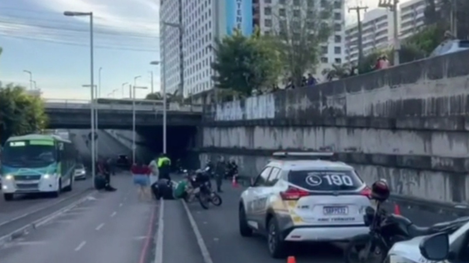 Motociclista de app morre ao ser jogado contra poste após colisão; condutor de caro fugiu