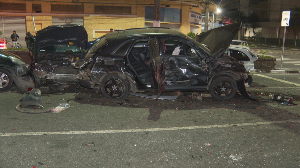 Acidente foi registrado na Avenida dos Autonomistas, em Osasco, na noite deste sábado (13) — Foto: Marcos Politi/TV Globo