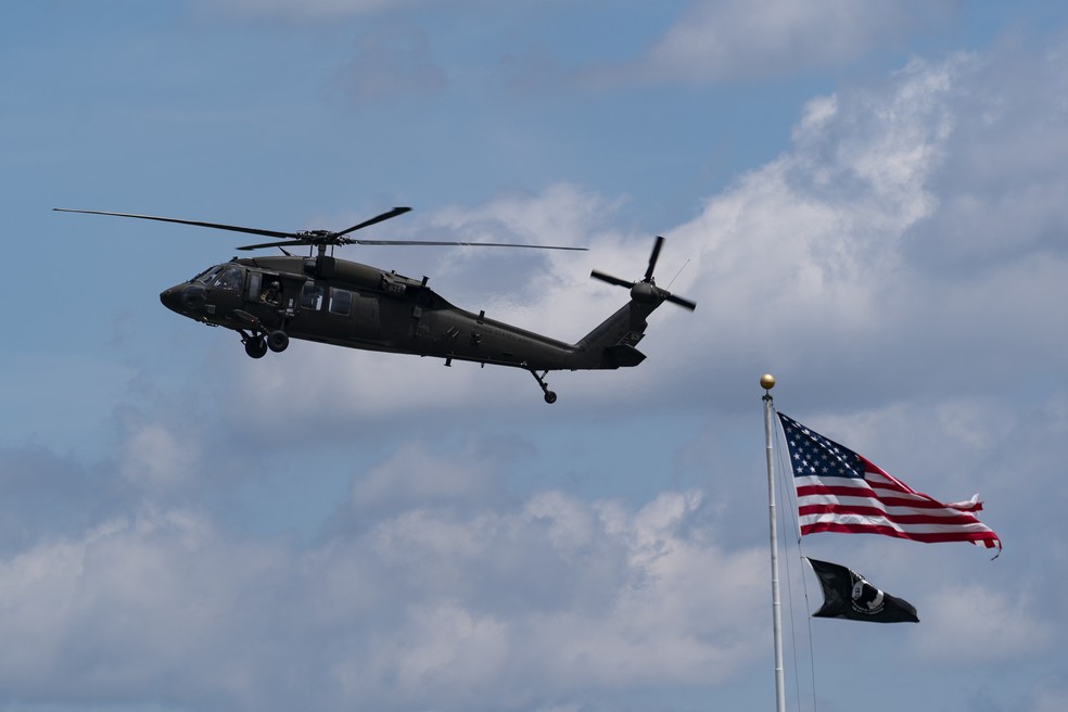 Black Hawk UH-60 voando na região do Pentágono, nos Estados Unidos, em maio de 2022 — Foto: Alex Brandon/AP