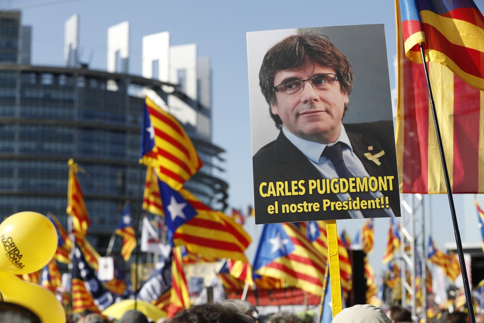 Protesto pró-separação da Catalunha mostra cartaz do ex-presidente catalão Carles Puidgemont, em 2019. — Foto: Jean-Francois Badias/ AP