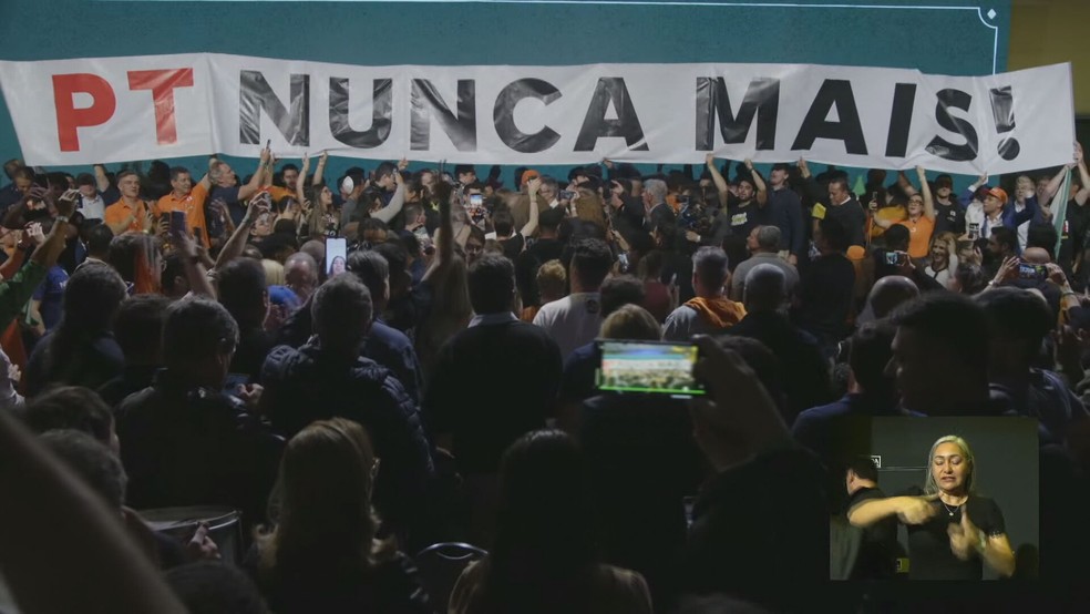 Novo usa faixa contra o PT em evento de lançamento da candidatura de Romeu Zema à Presidência da República em 2026. — Foto: Reprodução/TV Globo