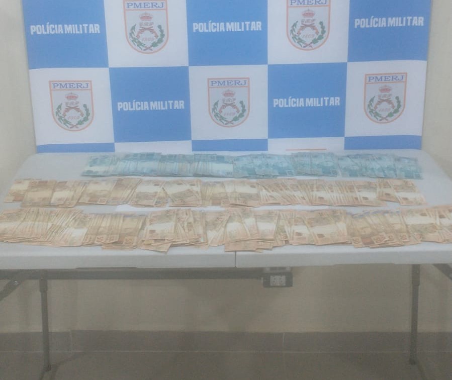 Jovem é preso por suspeita de lavagem de dinheiro após tentar depositar R$ 79 mil em banco 