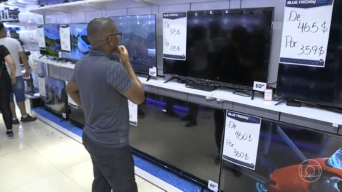 Brasileiros vão ao Paraguai para aproveitar temporada antecipada de ofertas da Black Friday | Jornal Nacional