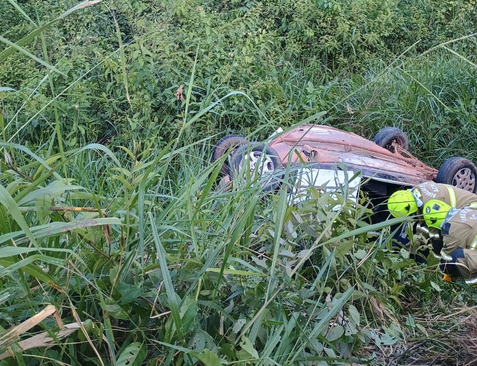 Carro caiu em uma ribanceira de aproximadamente 2 metros — Foto: Arquivo/Polícia Militar