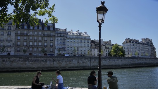 Barcelona registra o junho mais quente em mais de 100 anos durante onda de calor na Europa - Temperaturas disparam e rotina é afetada também na França, Espanha, Itália e Portugal; risco de incêndios cresce.