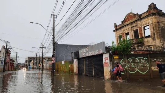 5 bairros de Porto Alegre alagam; trens voltam a funcionar após paralisação  - Foto: (Letícia Mendes/Agência RBS)