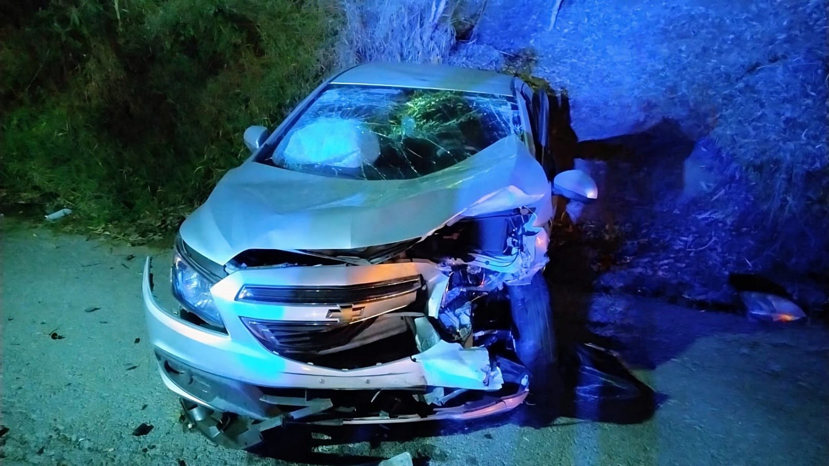 Idosa morre e seis ficam feridos em acidente com três carros na MG-179