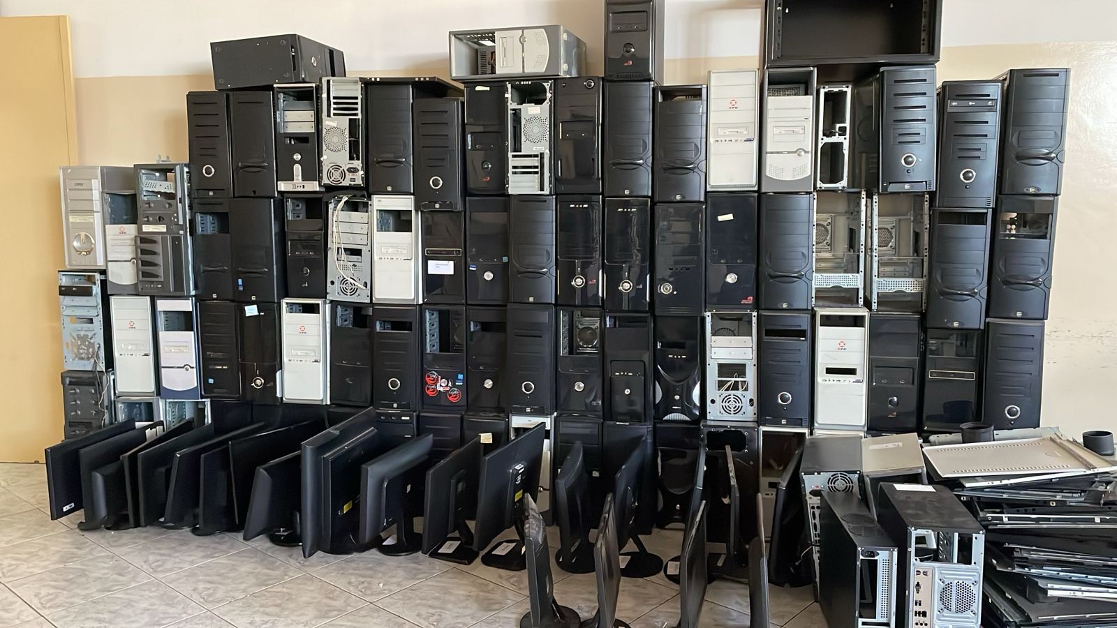 ONG transforma 5 toneladas de lixo eletrônico em doações e ajuda famílias no interior de SP