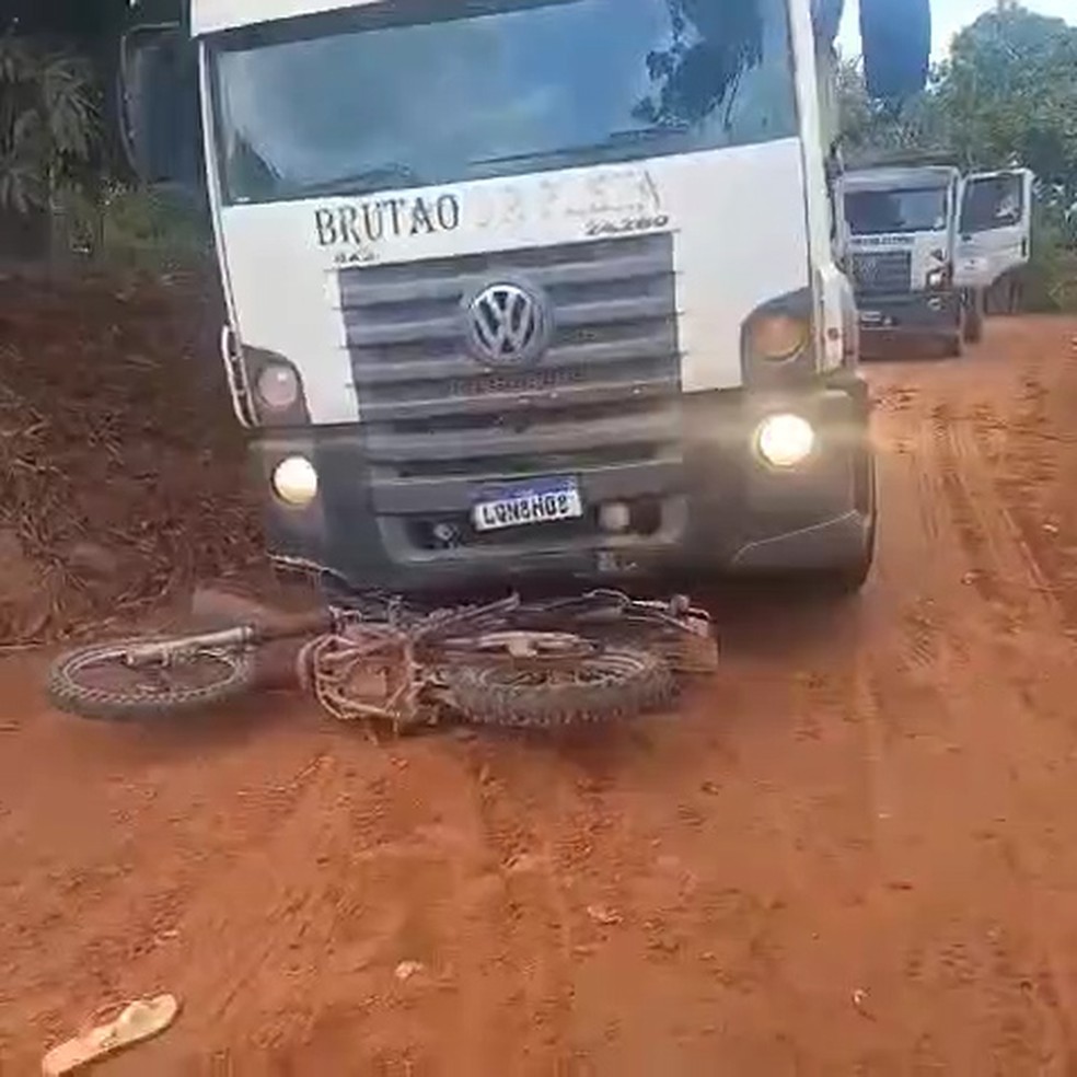 Duas pessoas morrem após colisão entre caminhão e motocicleta — Foto: Divulgação/Redes Sociais