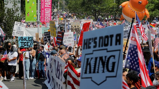 Milhares protestam nos EUA no dia do aniversário de Trump