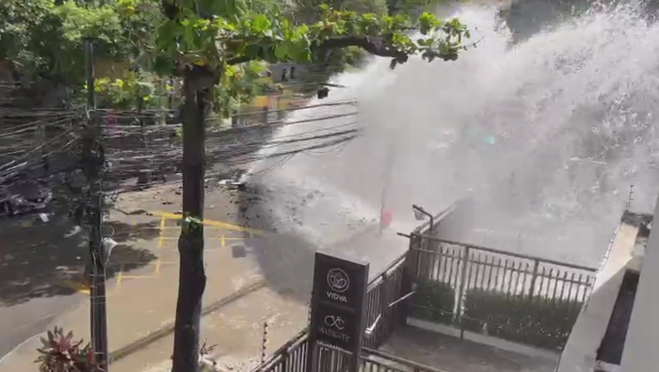 Tubulação se rompe na Rua São Clemente, em Botafogo, e causa alagamento