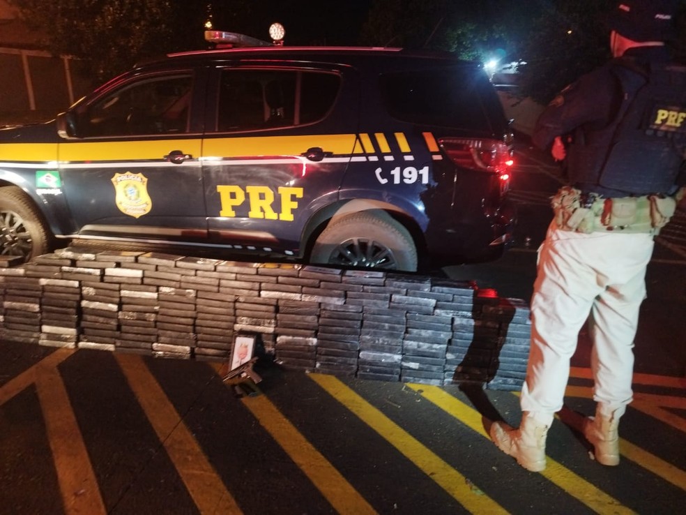 Empresário é preso pela PRF após esconder mais de 200 kg de cocaína em caminhonete — Foto: PRF/Divulgação