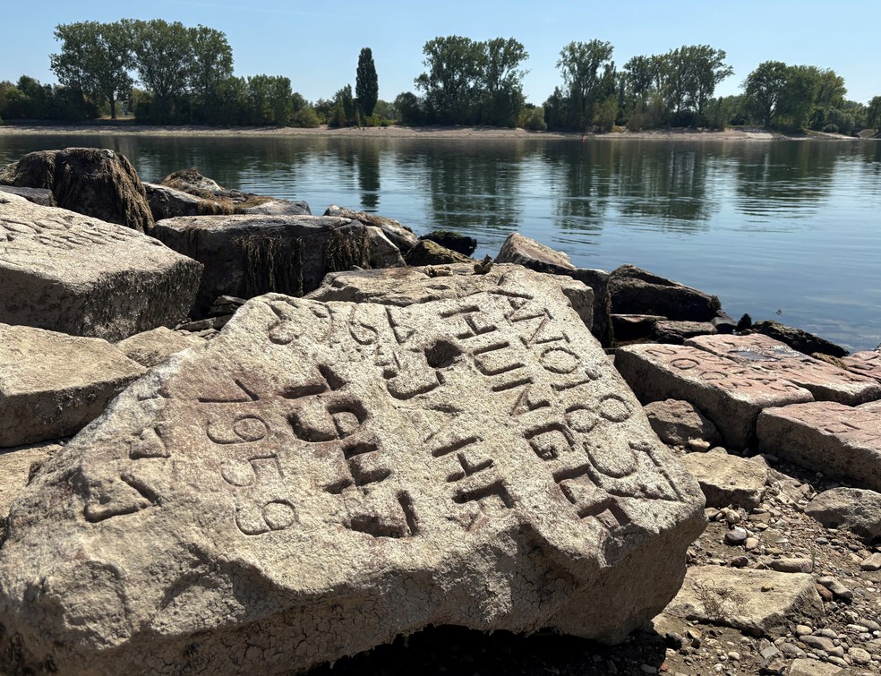 As chamadas “pedras da fome” ficam expostas com a queda do nível do rio Reno, perto de Worms, na Alemanha, em 4 de agosto de 2026. — Foto: Andreas Buerger/Reuters