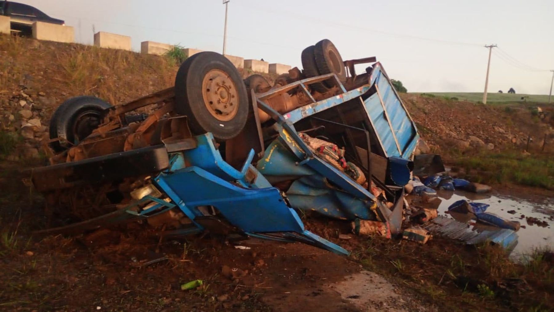 Acidente fatal com caminhão de carvão na PR-562 em Clevelândia