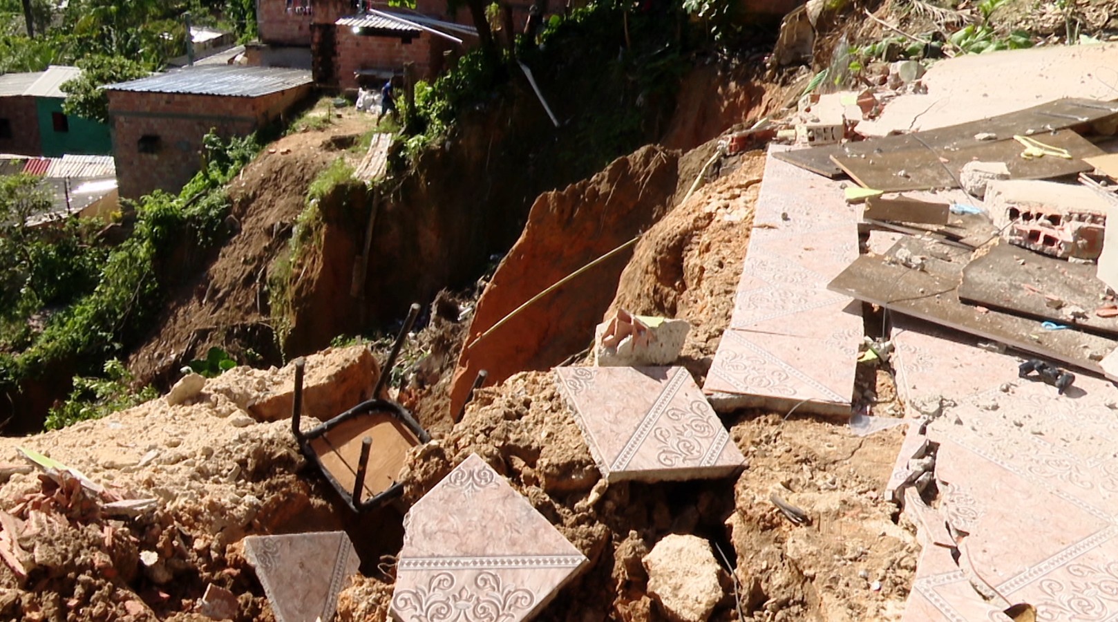 Defesa Civil identifica mais três casas com risco de desabamento onde imóvel desmoronou após barranco ceder em Manaus
