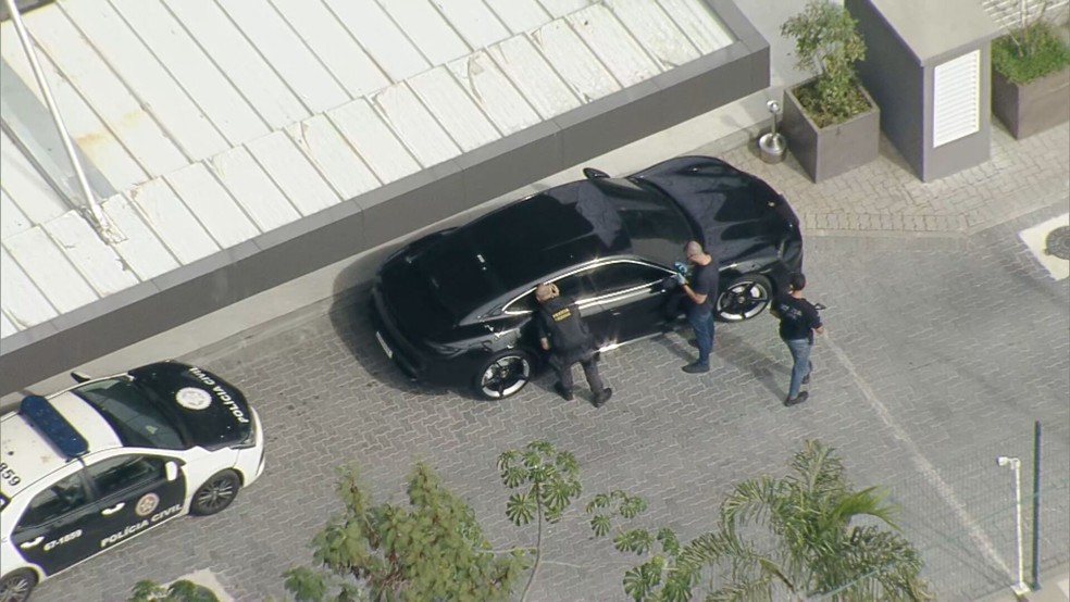 Carro de Vinicius Drumond é encontrado na Barra da Tijuca, na Zona Oeste do Rio — Foto: Reprodução/ TV Globo