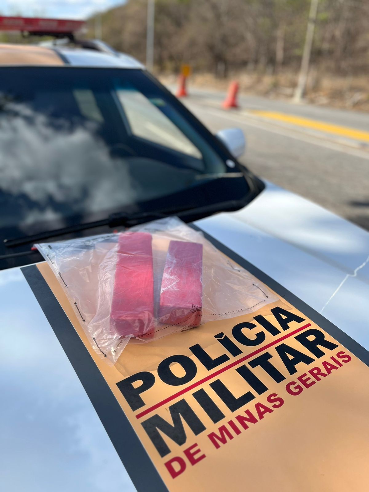 Comportamento de motorista em blitz na BR-259 gera suspeitas, e policiais apreendem maconha no carro