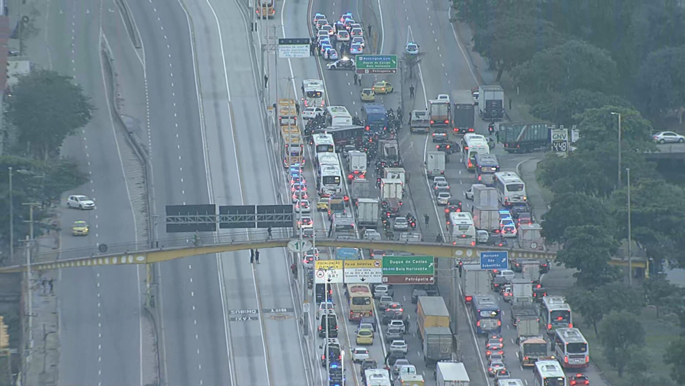 Avenida Brasil tem trânsito interditado na manhã desta terça-feira (10) por conta de tiroteio durante operação da Polícia Civil na Cidade Alta — Foto: Reprodução / TV Globo