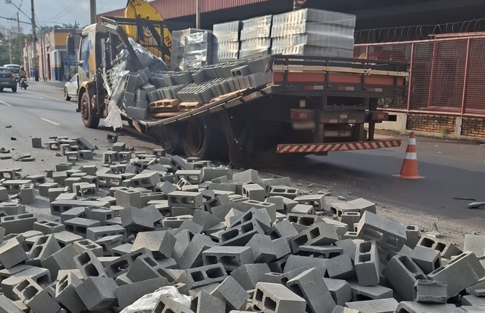 Avenida é interditada em Ribeirão Preto, SP, após carga de blocos tombar no asfalto