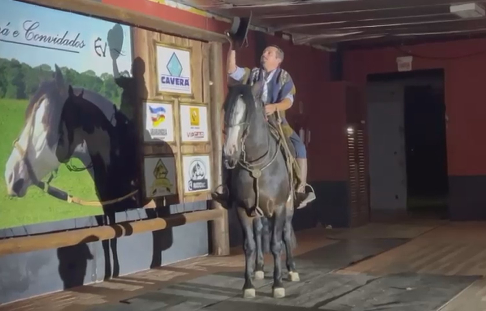 Músico gaúcho entra a cavalo e canta montado em baile de CTG