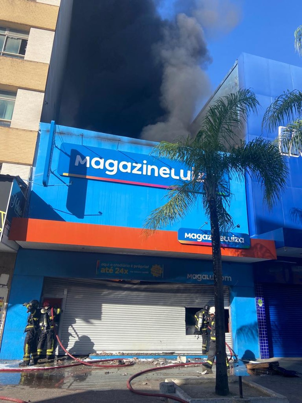 Incêndio atinge loja no Centro de Maceió — Foto: Andrea Resende/TV Gazeta
