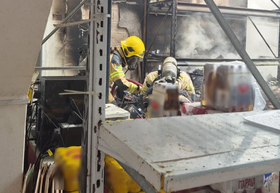 Bombeiros combatem incêndio em supermercado no município de Umbaúba. — Foto: CBMSE