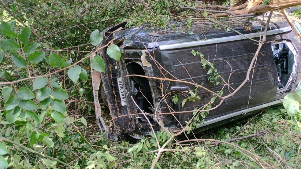 Motorista saiu ileso após acidente nesta terça-feira (9) — Foto: PRMV/Divulgação