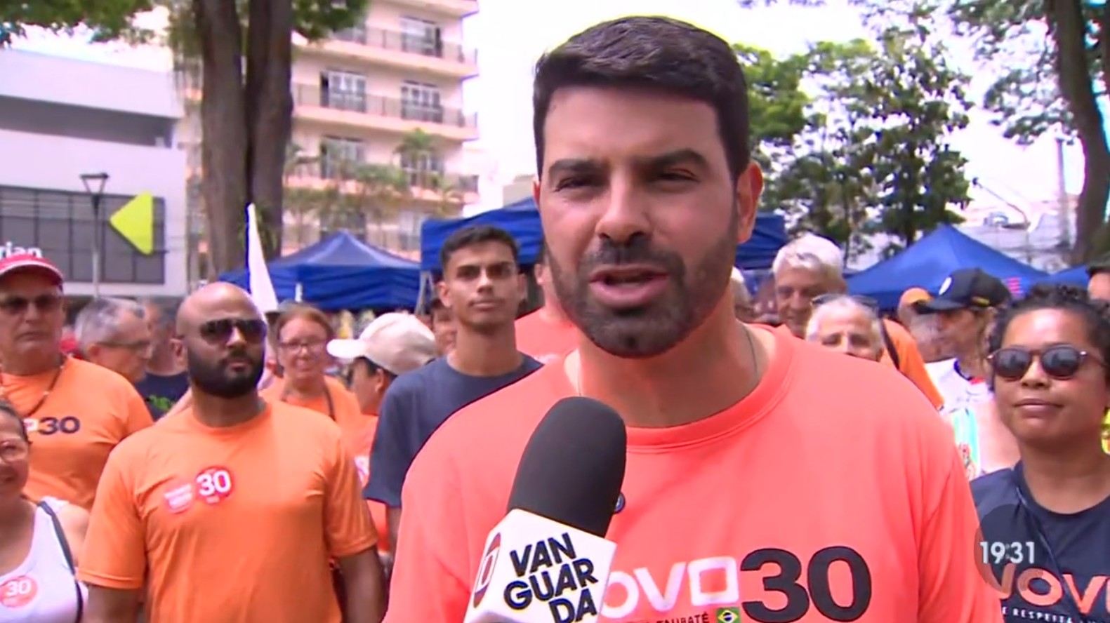 Campanha no Centro e abraço em eleitores: veja como foi o sábado (26) dos candidatos à Prefeitura de Taubaté, SP