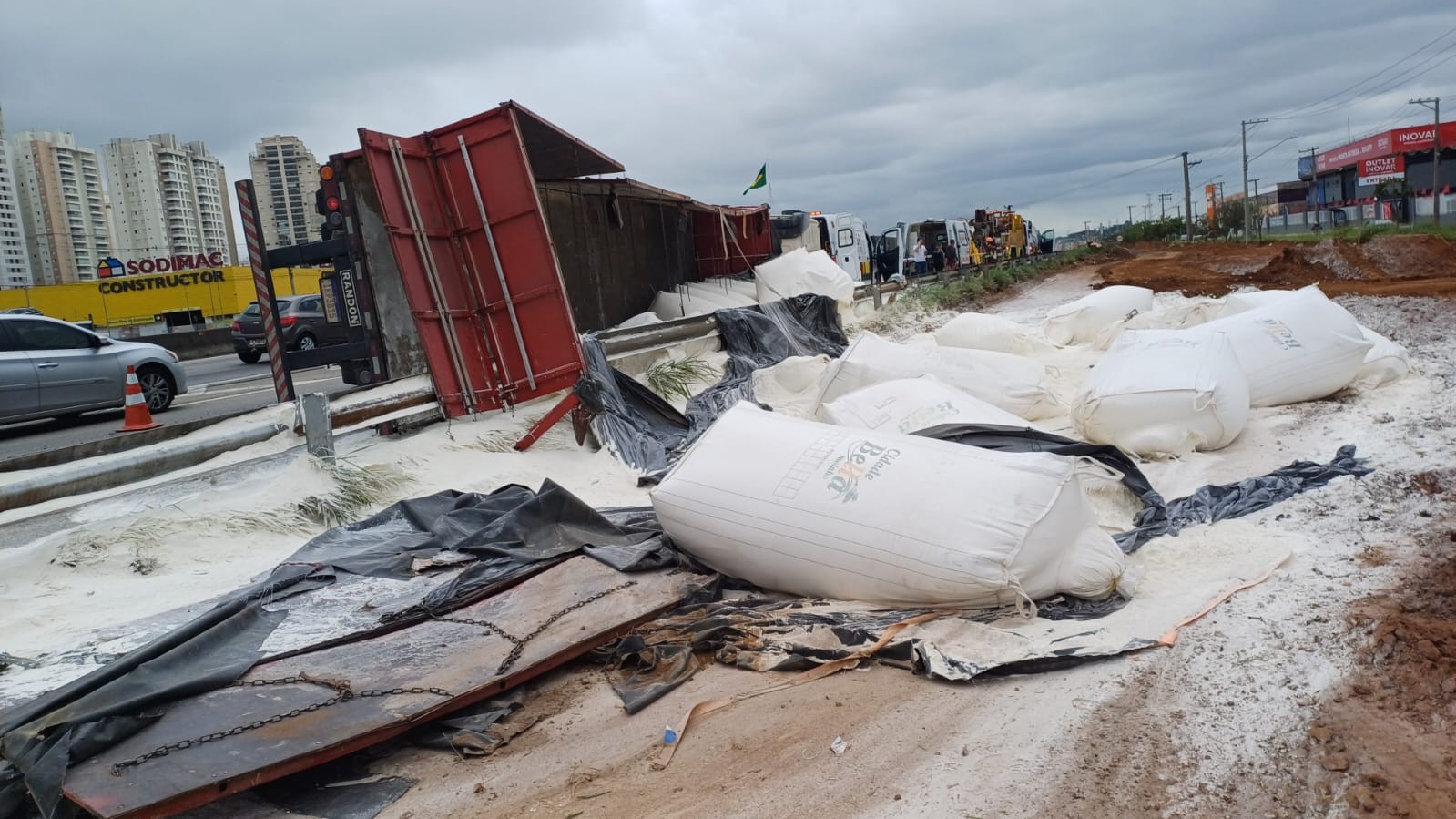 Criança e casal ficam feridos após caminhão que transportava farinha de trigo tombar na Dutra em São José dos Campos, SP