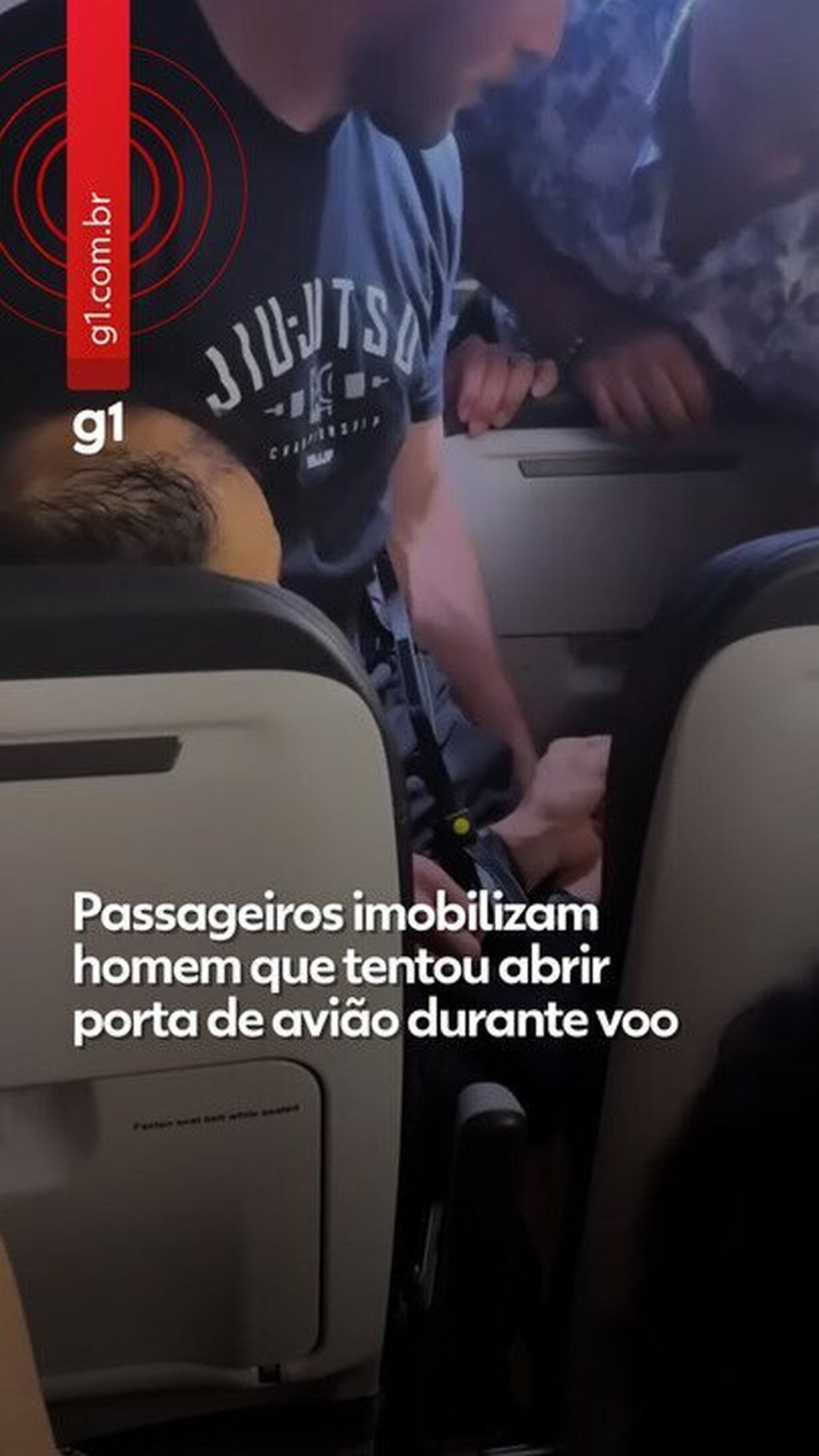 VÍDEO: Passageiros amarram homem que tentou abrir porta de avião durante voo para os EUA