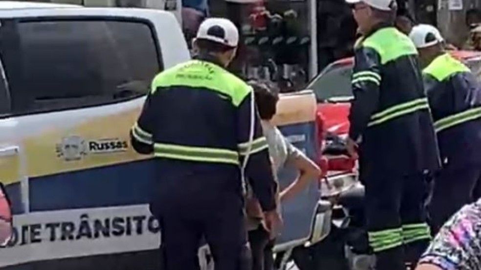 Criança foi conduzida pelos agentes para a localização dos responsáveis. — Foto: Reprodução