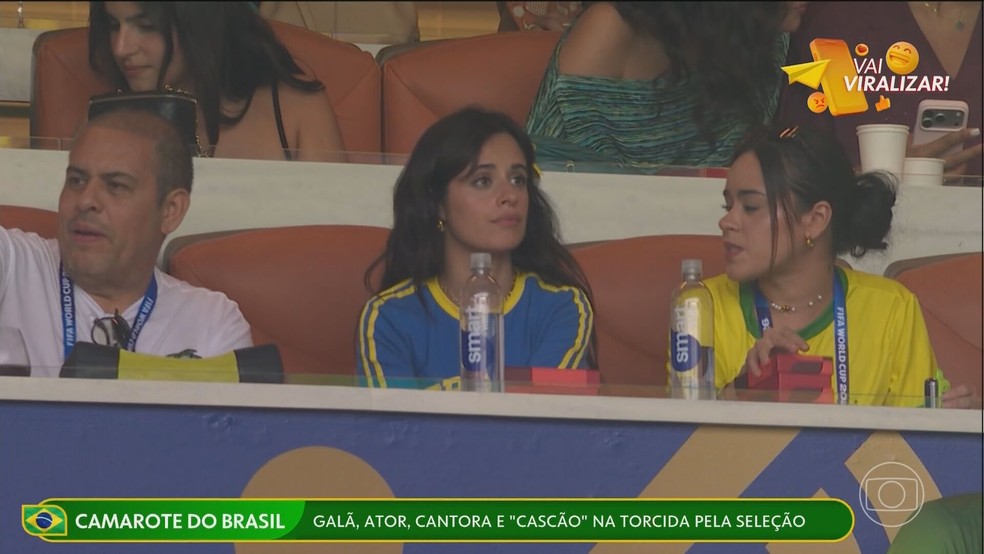 Cantora Camila Cabello também entrou na torcida pela Seleção Brasileira durante o Mundial — Foto: Reprodução/TV Globo
