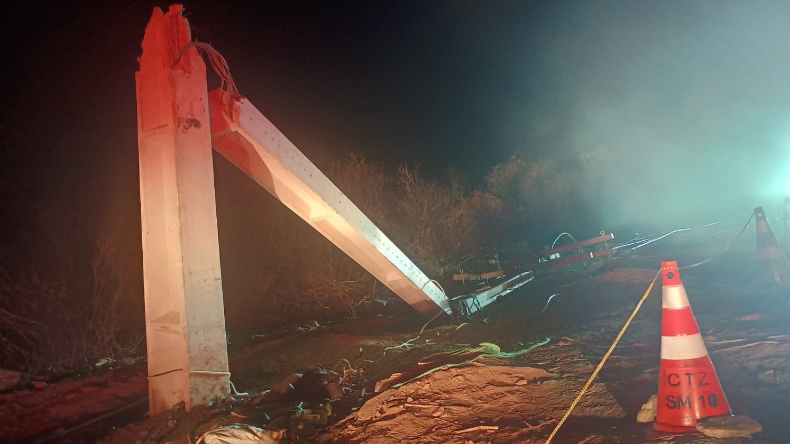 Trabalhador morre após poste de iluminação quebrar e vítima cair no PI; outros dois ficaram feridos 